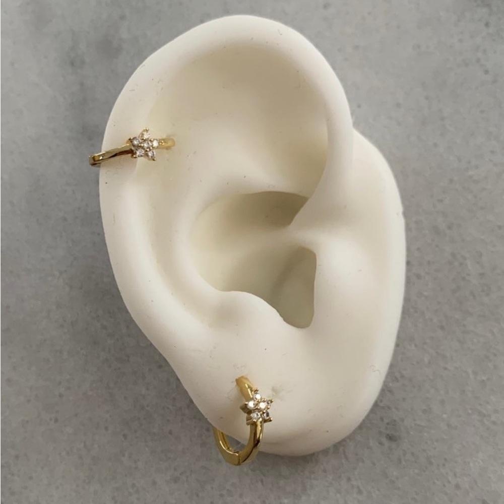 18k Gold Crystal Flower Huggie Hoop Earrings Brand New 13mm 36$